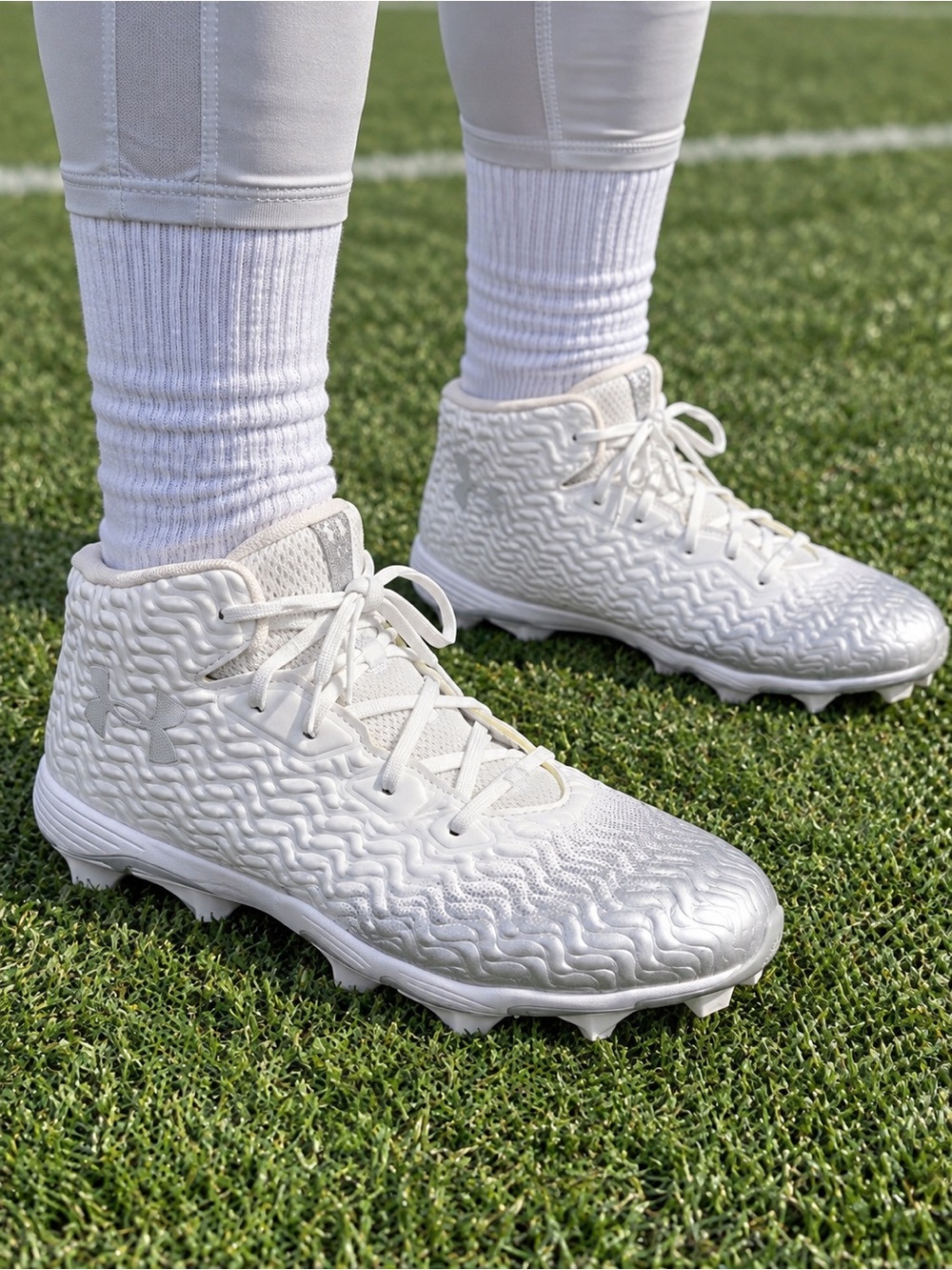 Under Armour Men’s 10.5 White Silver Molded Football Cleats NWOT